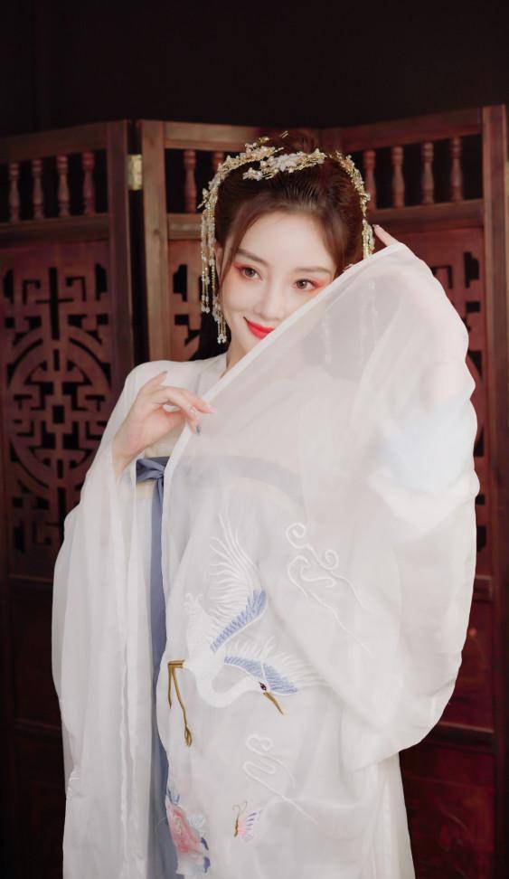 40岁李小璐古装写真,一袭白裙清新儒雅,却被吐槽像潘金莲_白色_造型