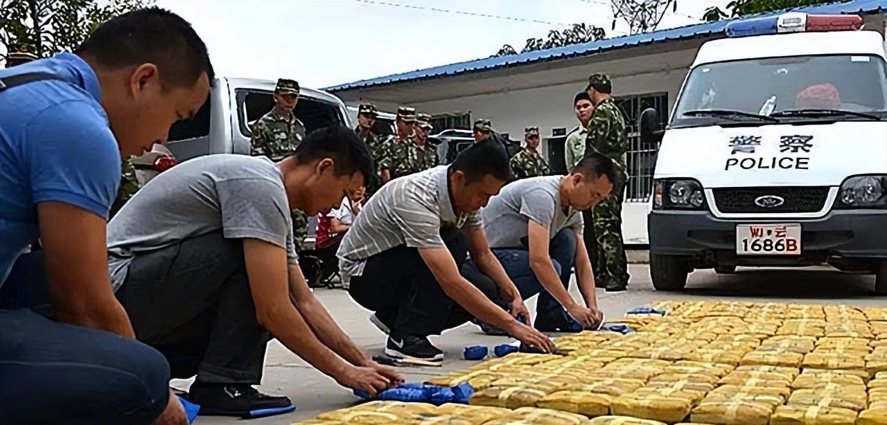 在楊茂良的引薦下,傅衍鯤又認識了鮑友祥,坤沙等10多個軍閥司令和大