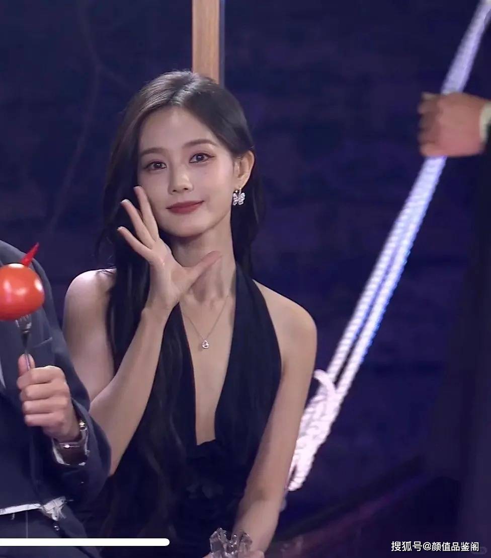 甜美又靓丽的李一桐:黑色深v礼服,美的让人窒息!_时尚_写真_气质