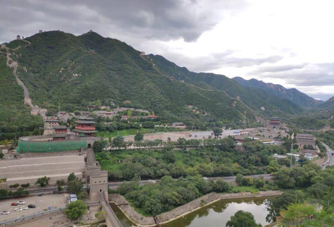 居庸关之名有"徙居庸徒"之意,据传秦始皇修筑长城时,将从事苦力劳作的