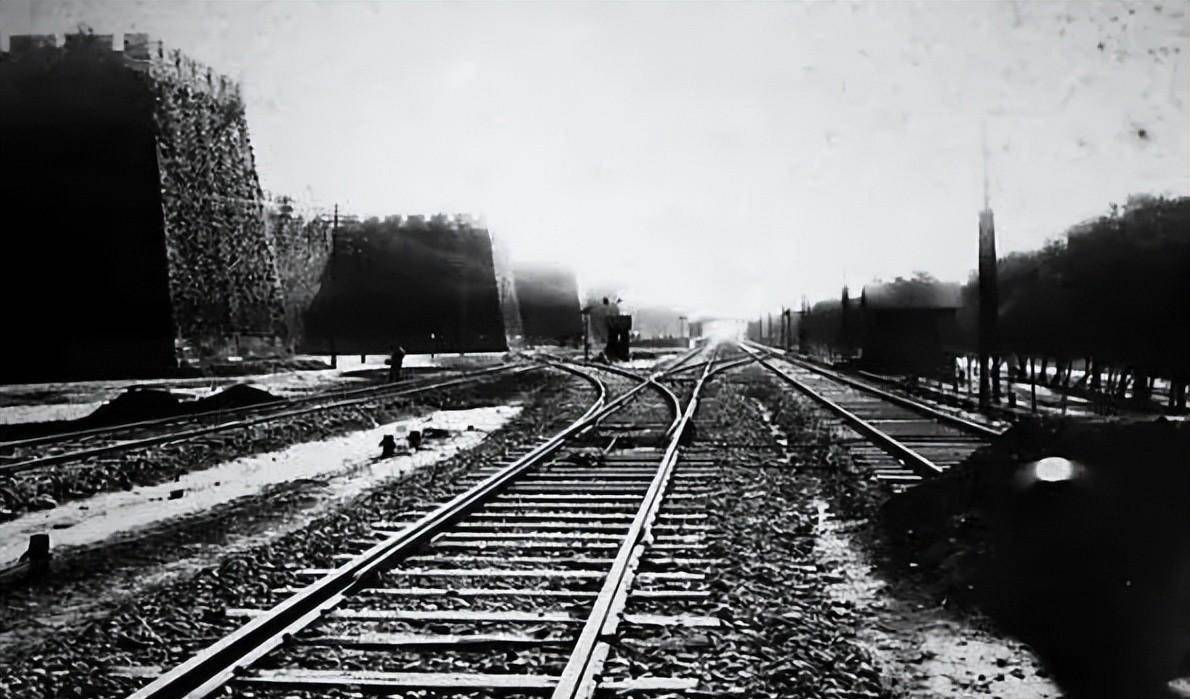 准开平矿务局出资修建一条自唐山至胥各庄的运煤铁路,名叫"唐胥铁路"