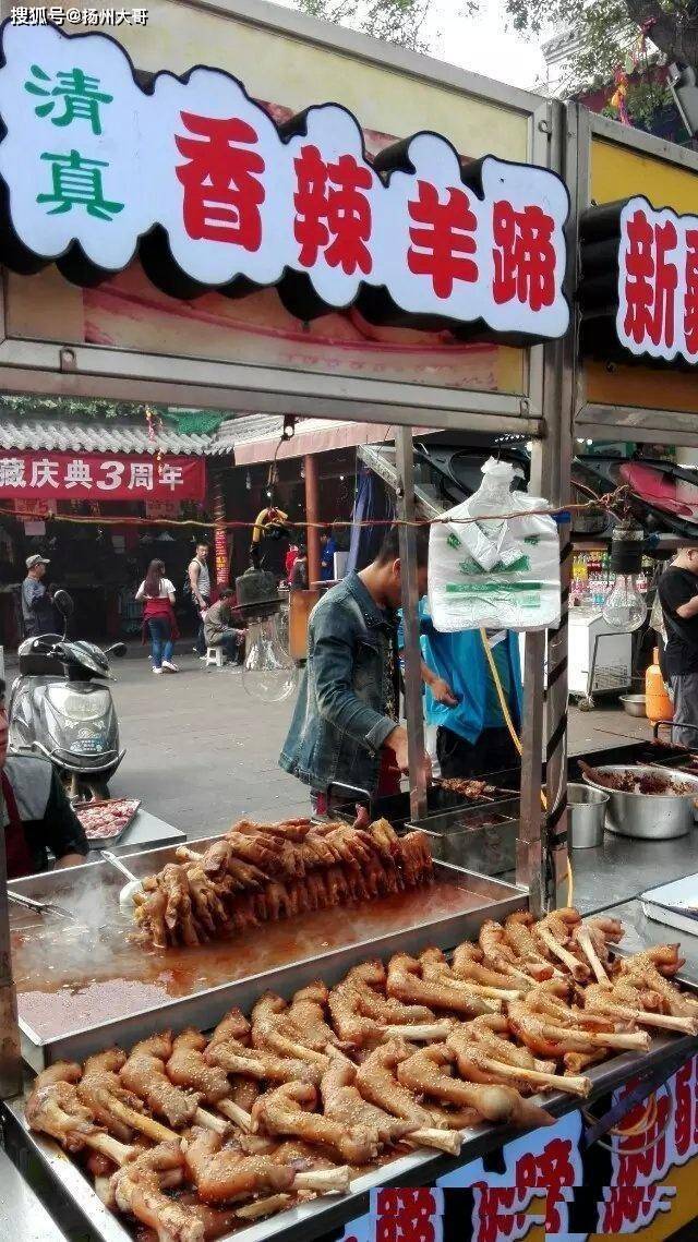 西安回坊商家的小刀磨得雪亮,食客喜欢者爱死它;吐槽者骂死它
