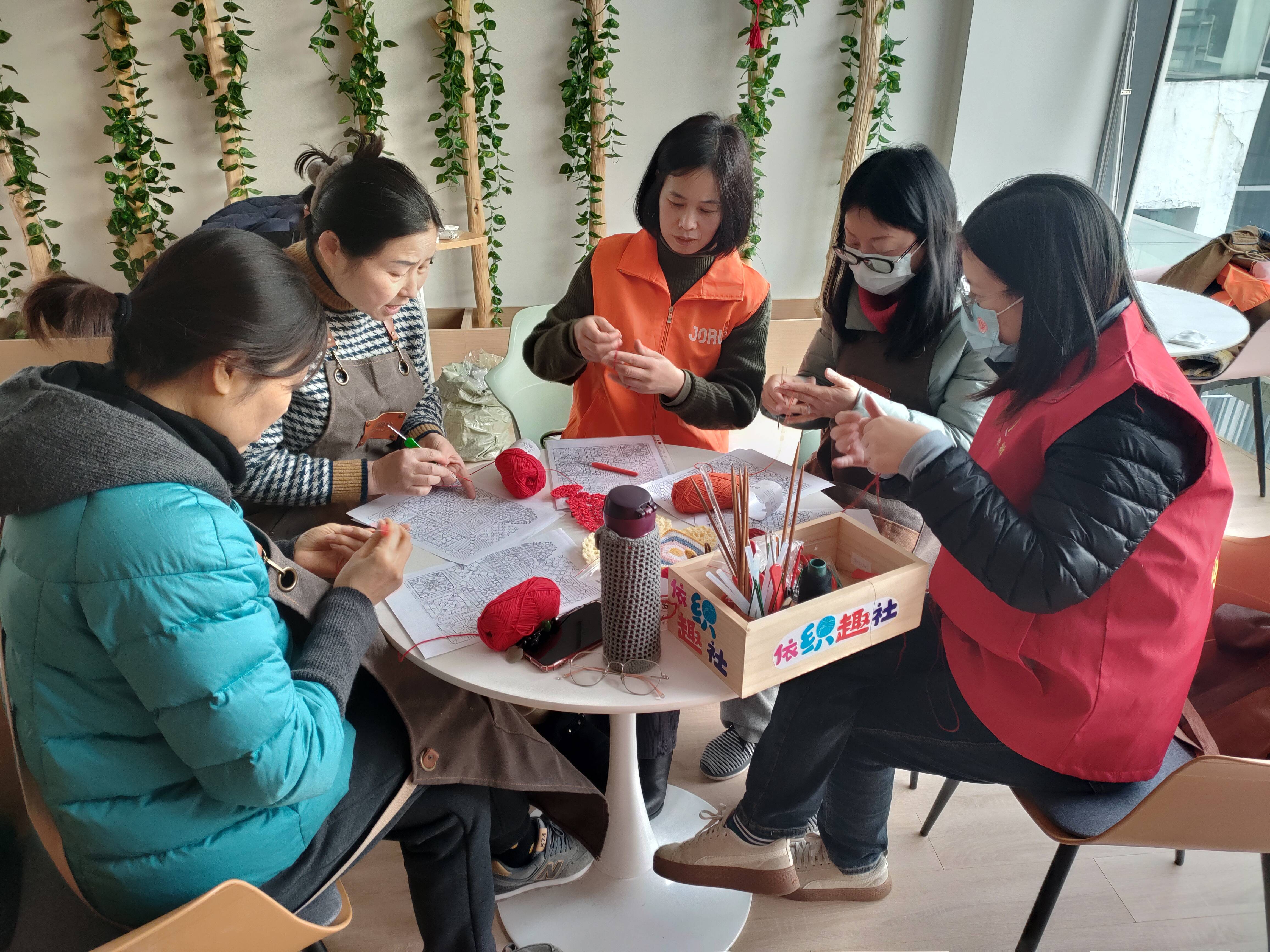 的基本手法和技巧,老师通过慢动作,手把手教分步为大家讲解绕线,针法