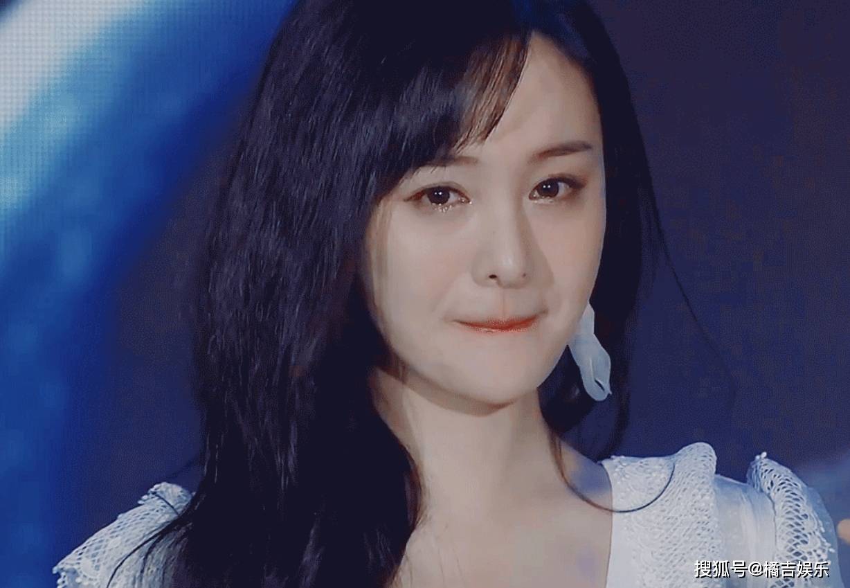 这郑爽拍戏延期一天220万,这可不是小数目啊,估计早就被逼疯了