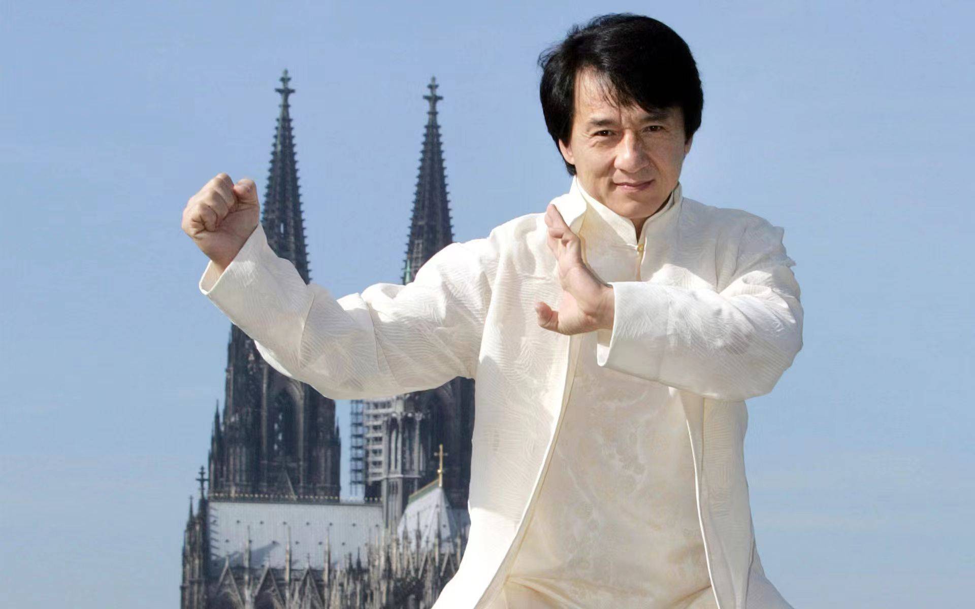 林青霞自曝早年被制片人拿刀威胁轧戏,成龙也曾遭绑架威胁拍戏_经历