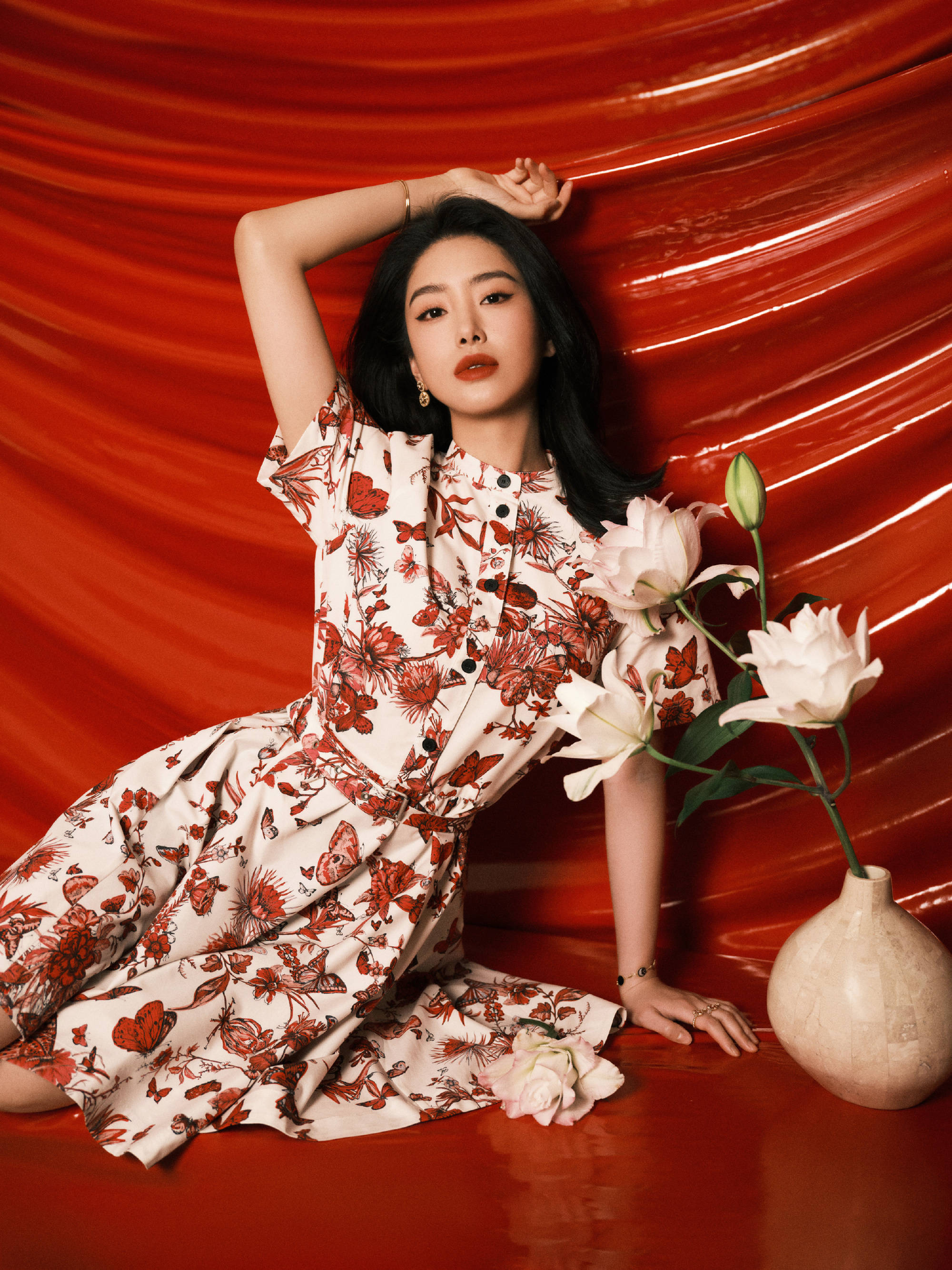 杨采钰身着蝴蝶连衣裙优雅明媚 一抹红唇美艳大方-搜狐大视野-搜狐新闻