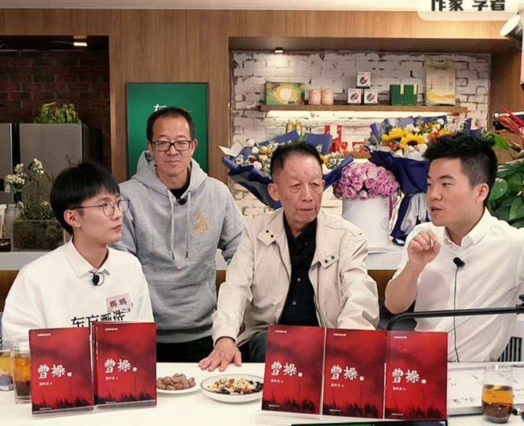 董宇辉访谈易中天结束,易中天在俞敏洪直播间介绍家世,太厉害了_父亲