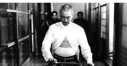 日本武士剖腹全程曝光:与荧屏上完全不同,其实还有很多辅助措施_方式