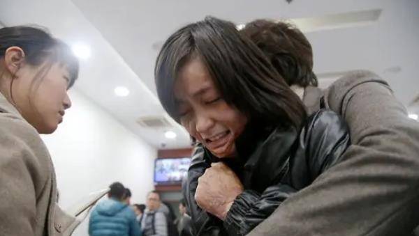 2011年,16岁美女遭富二代焚烧毁容,今涅盘重生,活出真实的自己_周岩