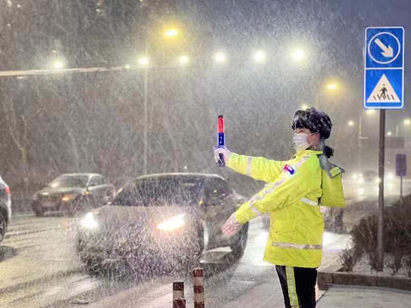 啟動三級響應 青島交警備戰降雪惡劣天氣_南京路_路口