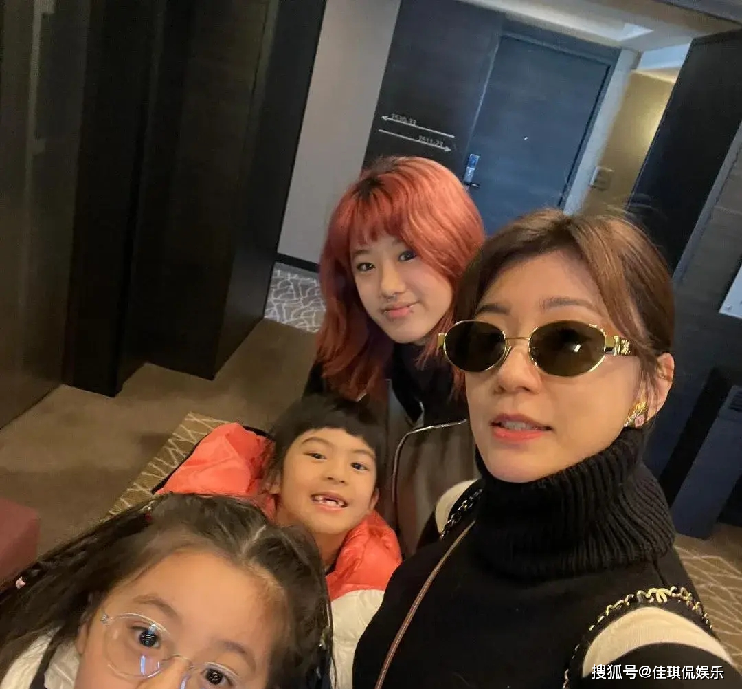 贾静雯女儿梧桐妹戴唇环舌环引热议,穿得性感火辣还说"要你管"_个性