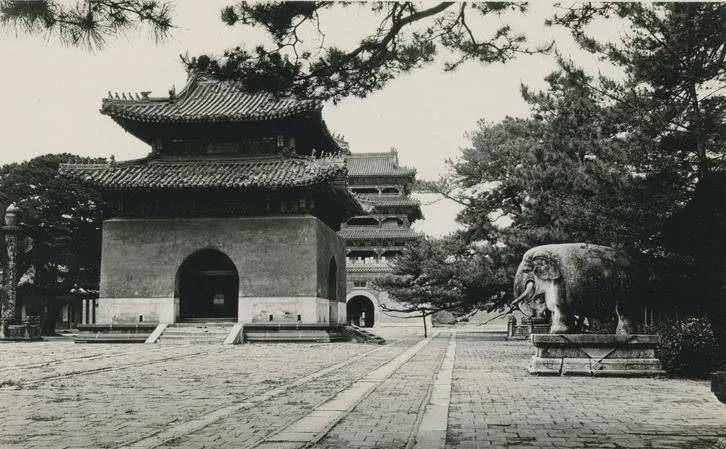 而盛京却有两层含义,首先是指沈阳城,其次是指整个东北地区;而奉天府