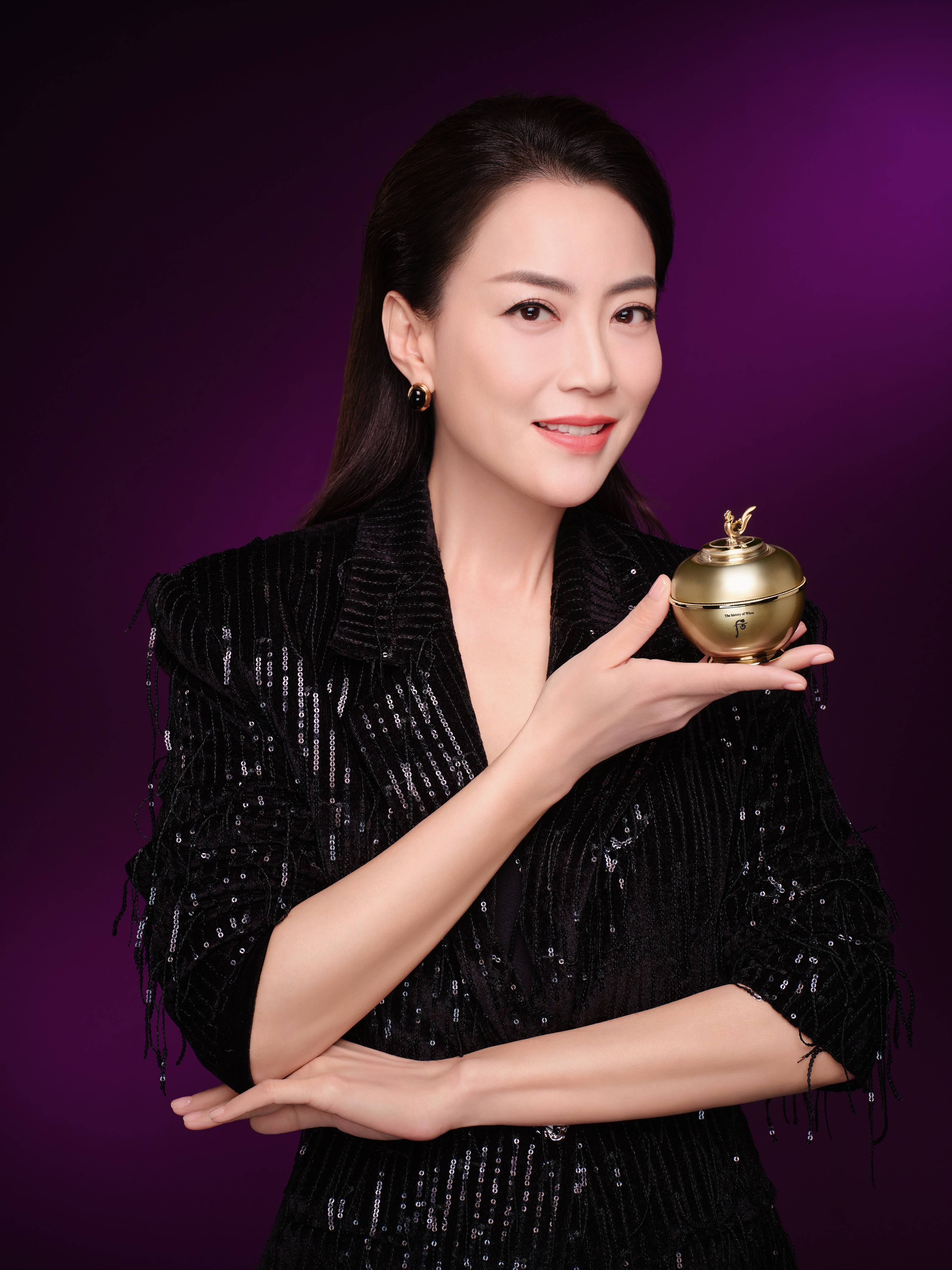 公司ceo,香港英皇娱乐集团coo ,金牌经纪人,制作人霍汶希携手whoo后凝