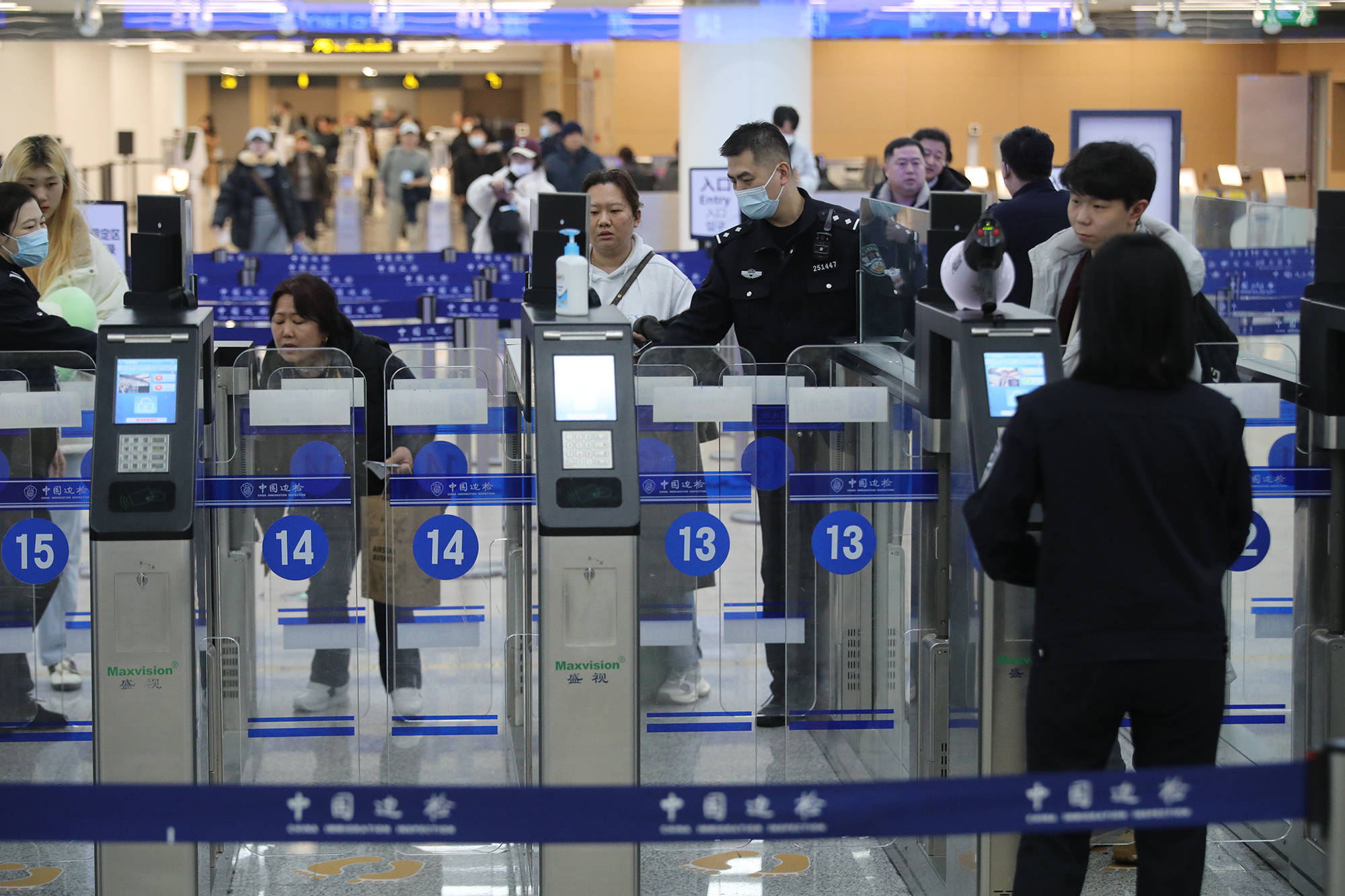 春节来临:青岛机场边检站周到服务确保出入境旅客便捷通关_口岸_客流