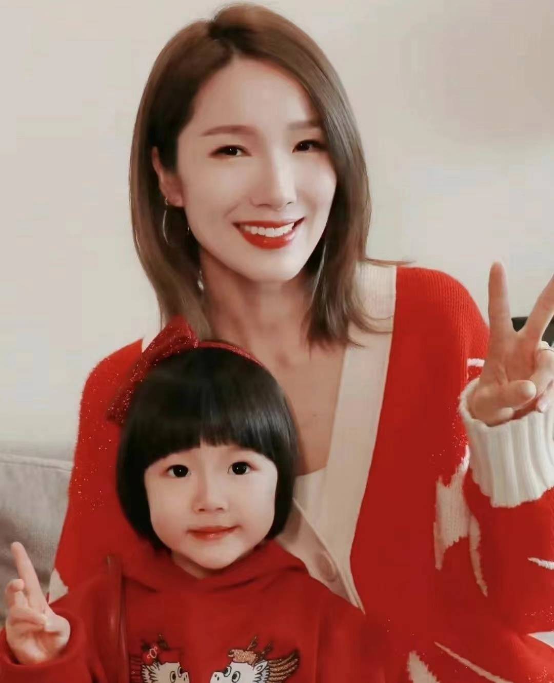 李亚楠逆龄美貌惊艳网友,与女儿共度幸福时光,王祖蓝成人生赢家!