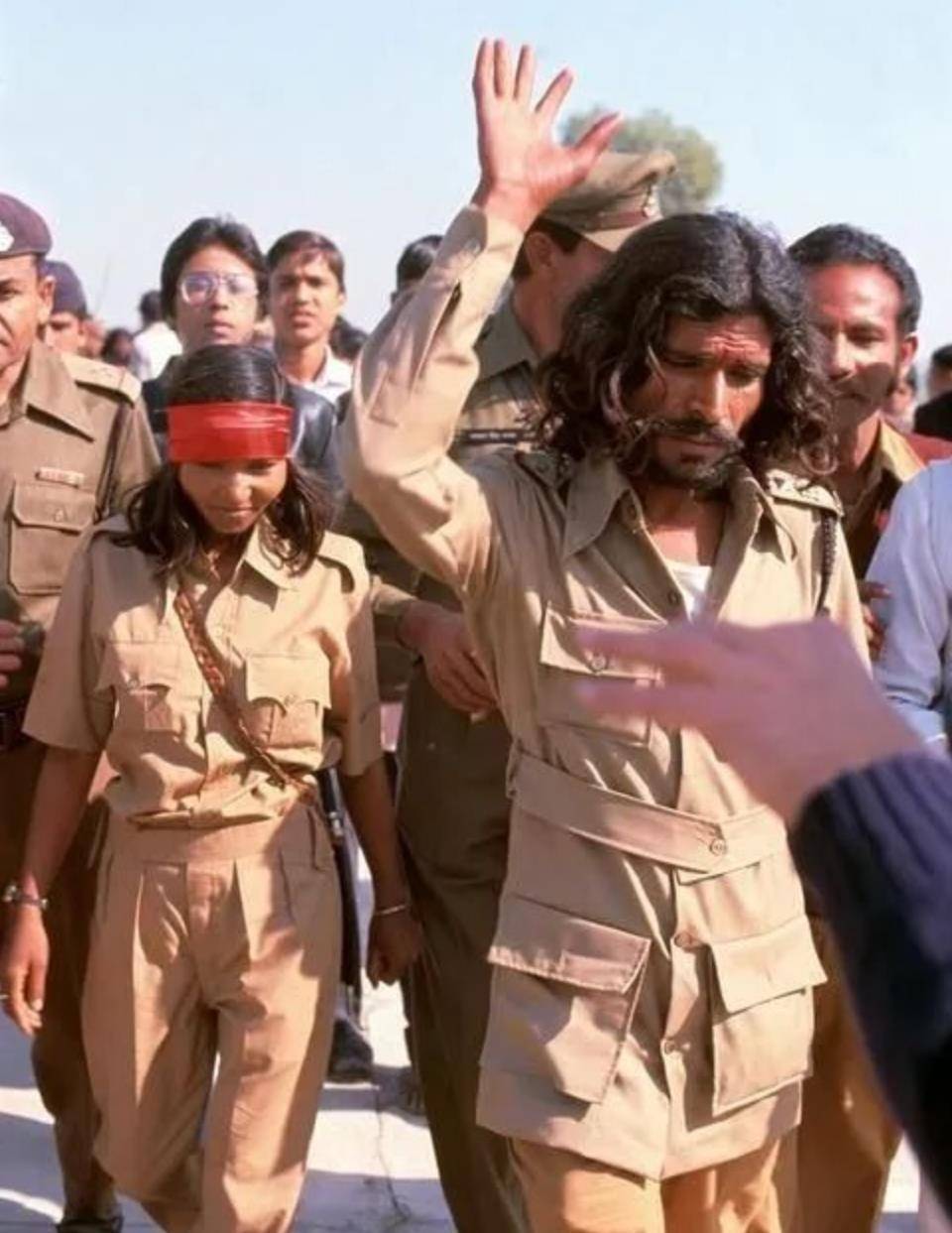 11岁嫁人,18岁被性侵后,杀了全村