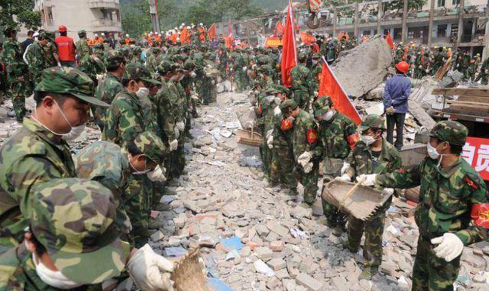 2008年，汶川地震丢下学生，第一个跑的“范跑跑”，如今怎样了？