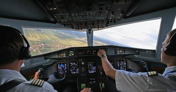 1985年,外交邮袋在万米高空神秘失踪,4年后才知叛徒已