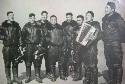 作为指挥机构,福州军区空军前线指挥所的曾幼诚将军考虑到利用舰艇不