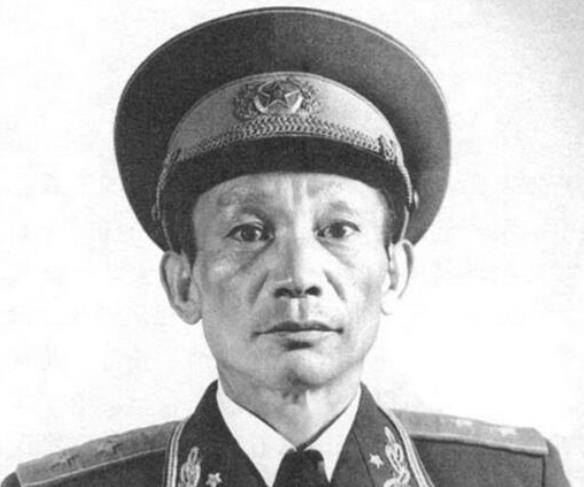 李德生被任命北京军区司令员，头天上班就说：我先和副司令报个到