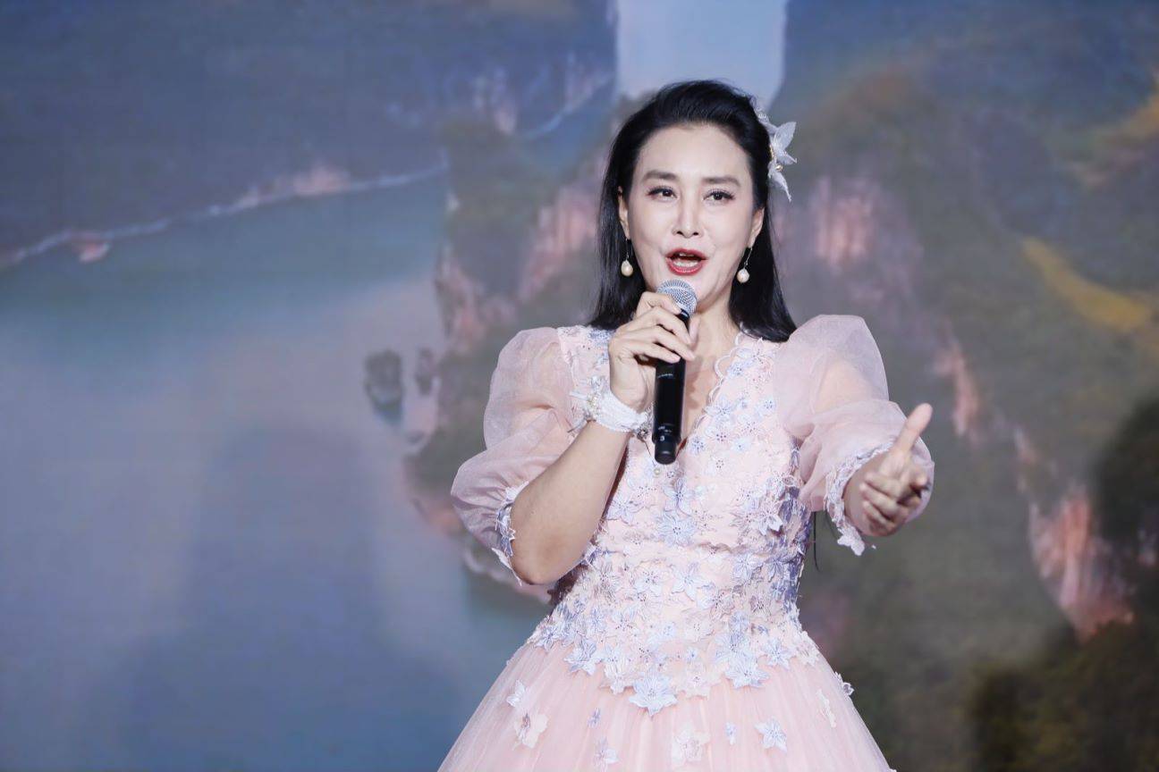 尤泓斐演唱的《我像雪花儿天上来》和日本孩子们演唱的《北国之春》