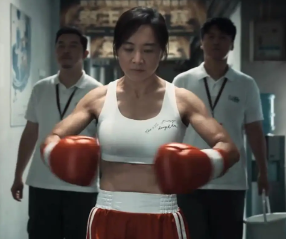 除了硬拉,贾玲还能轻松做出超人俯卧撑加上动物流(如果不知道什么是