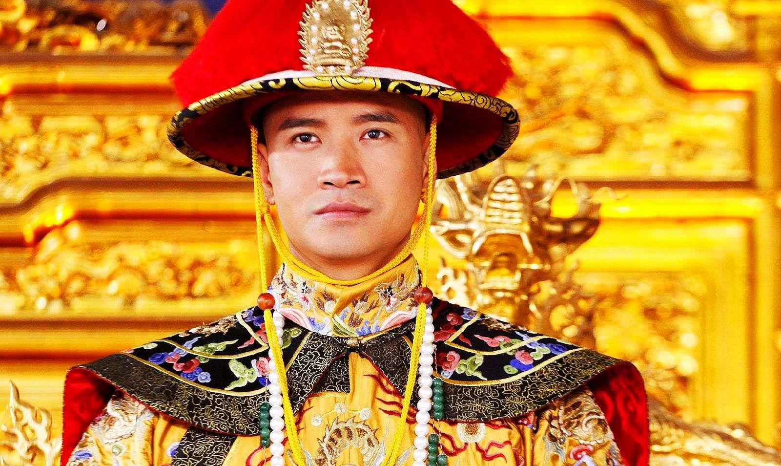 强的带兵才能,封他为抚远大将军王(康熙曾面谕"大将军王是我皇子"),让