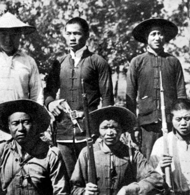 陈伟达出生于1916年,他从小就十分优秀,学习成绩名列前茅,是当地有名