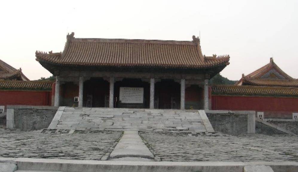 孙殿英曾挖开皇陵盗宝,去世前在病床上忏悔,他的后人?