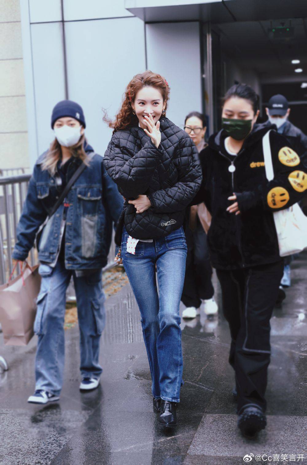 金晨羊毛卷发型也太减龄时髦了!穿上复古红色波点上衣