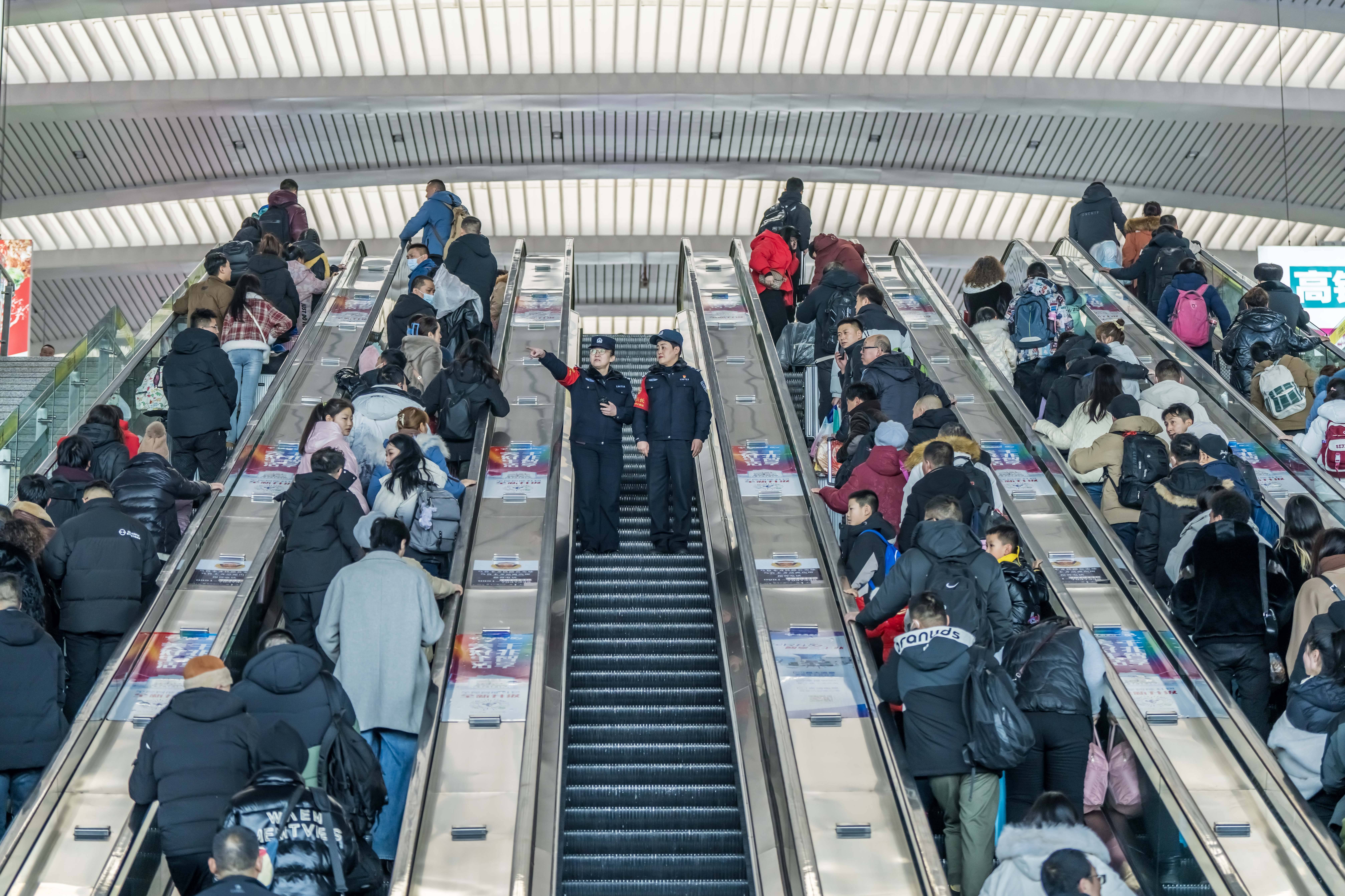 2024春运全国铁路公安民警"风采杯"纪实摄影大赛作品