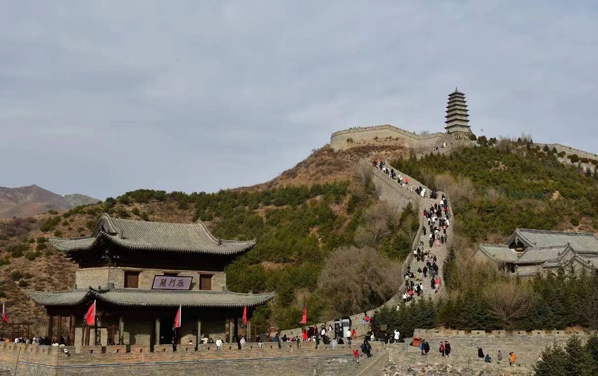从正月初二开始,雁门关景区日平均接待游客超万人,形成春节旅游新高峰