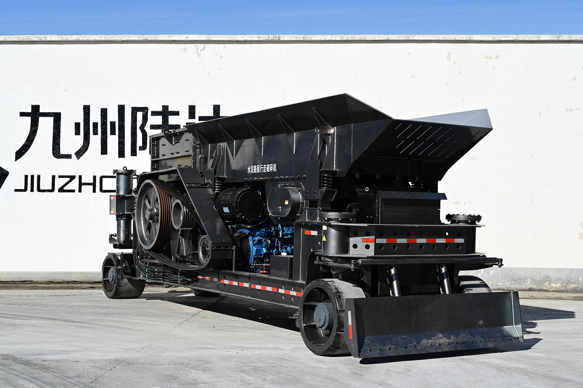 经济性及可靠性强,可用于标号高,面板厚度大的混凝土路面的破碎工作