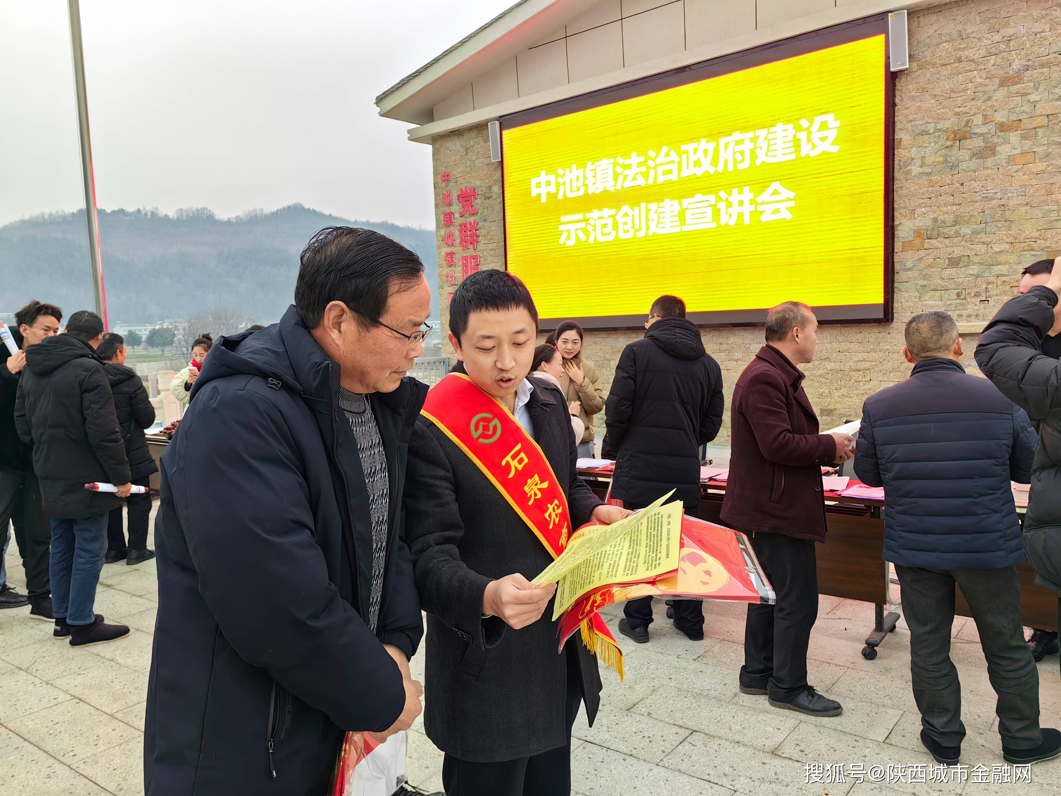 石泉农商银行送上"干货满满"的金融知识"大餐"_宣传_诈骗_防范