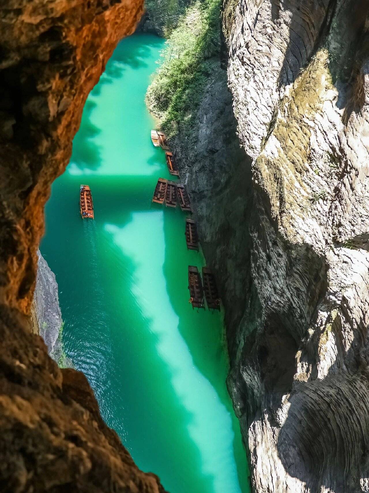 其中,恩施大峡谷是国家5a级旅游景区,由云龙地缝,七星寨景区组成.