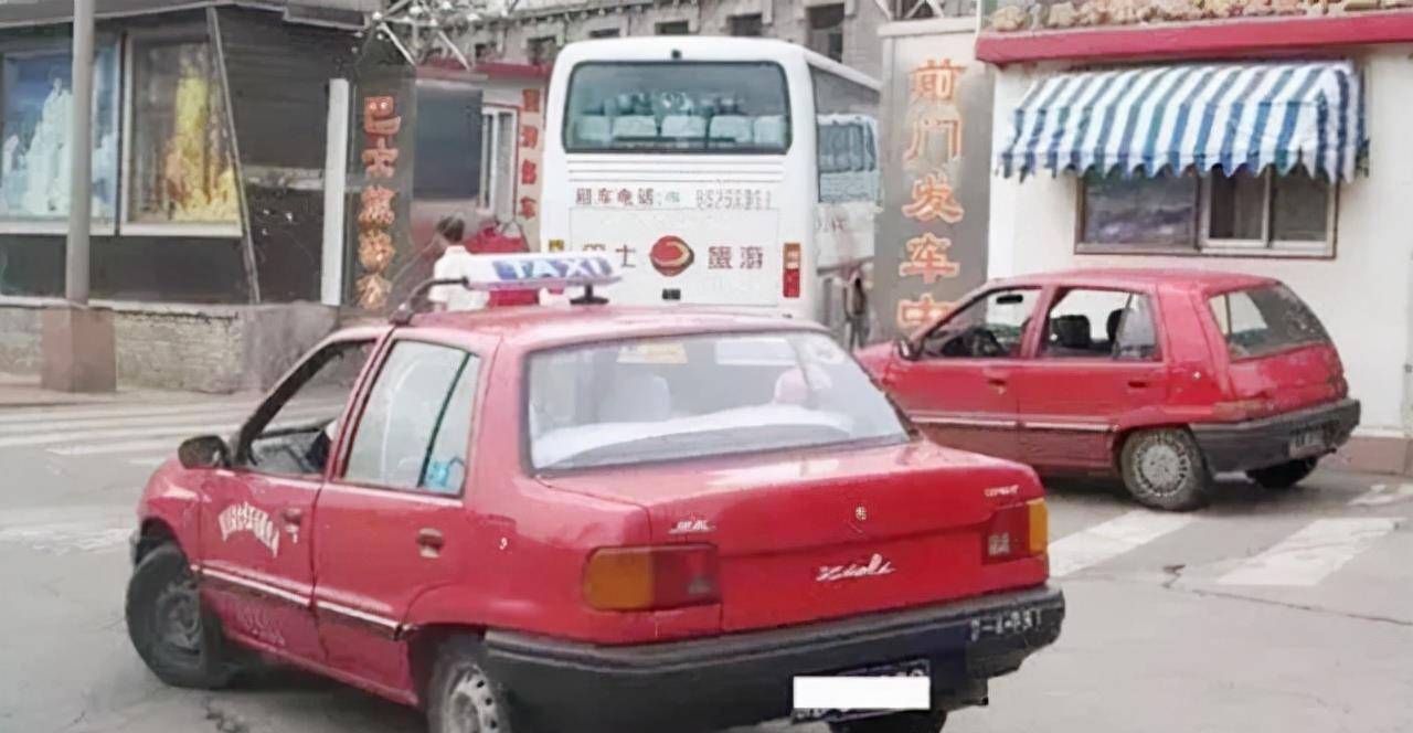 05年,人民英雄芮志江勇斗4歹徒牺牲,追悼会上儿子含泪向父敬礼_白城