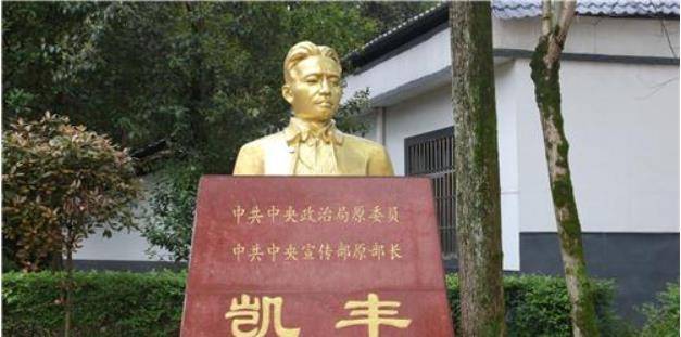 在对外宣称前往华北前线时,实际上却根据上级的指示于1939年返回四川