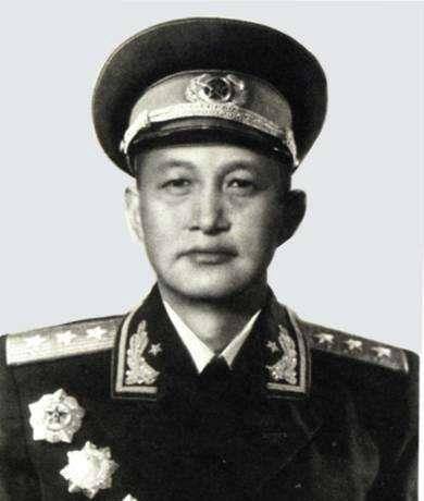 当被问到毕业于哪个大学时,洪学智淡淡地说道:当然是你们的空军大学喽