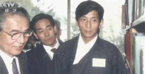 在丈夫次旺俊美的帮助下,张廷芳慢慢学会了藏语,而且会写藏文了.