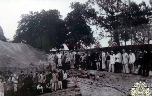 老照片还原定陵发掘全过程:图一是地宫大门,图九正在取出金冠_棺椁