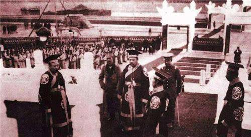 可惜好景不长,1916年6月6日,袁世凯驾崩.其遗产由长子袁克定主持分配.