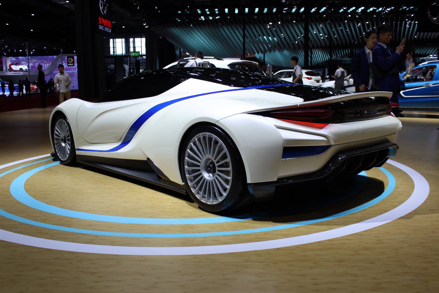 动力方面,arcfox-7有着620马力的最大功率,0-100km/h加速时间2.