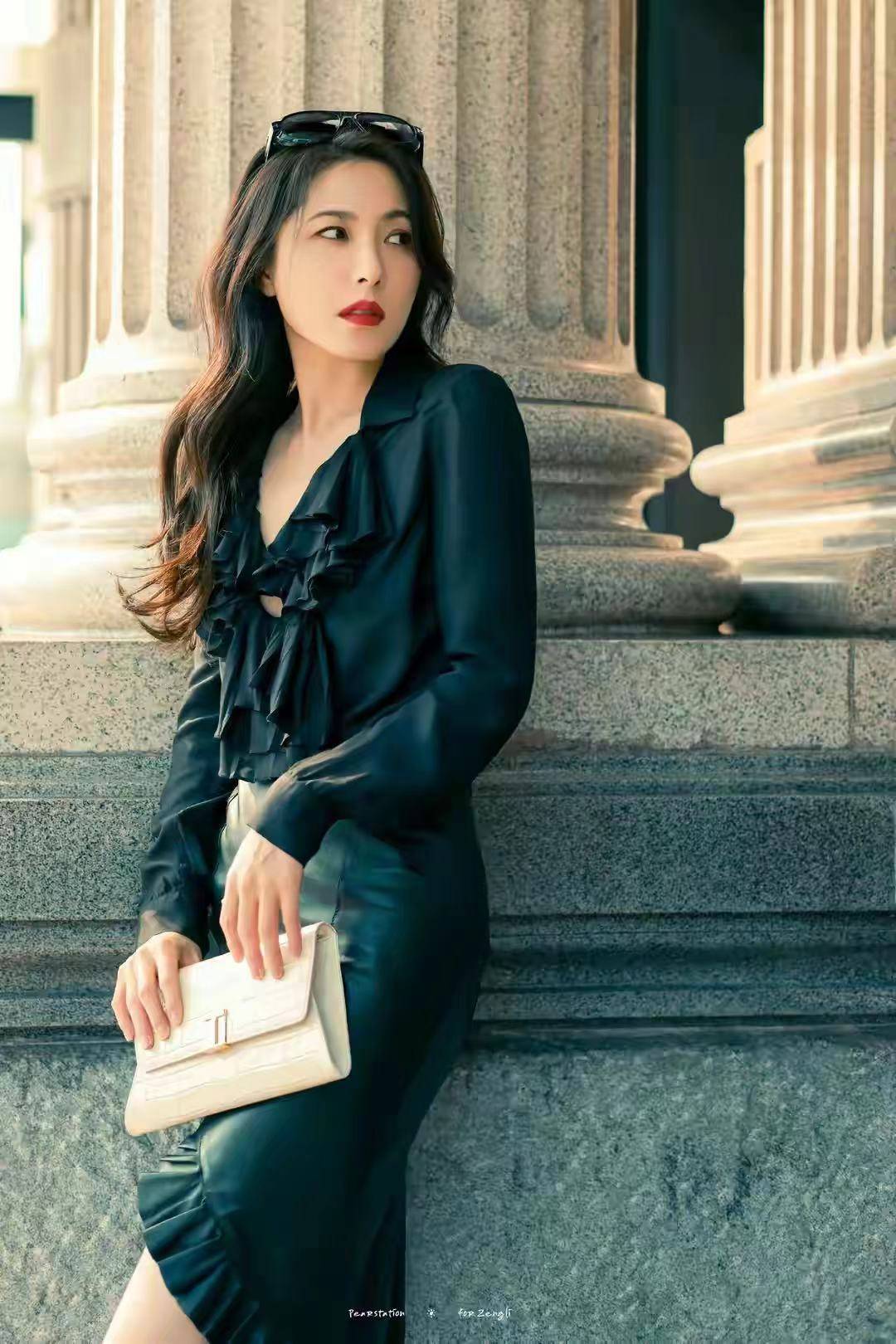 曾黎米兰时装周惊艳全场,水蛇腰成焦点,时尚界新宠儿诞生_魅力_成为了