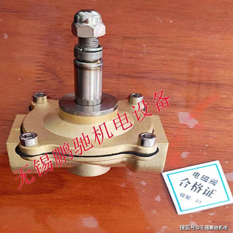 进油孔处于常开状态,阀体的移动使得液压油进入不同的排油管,油的压力