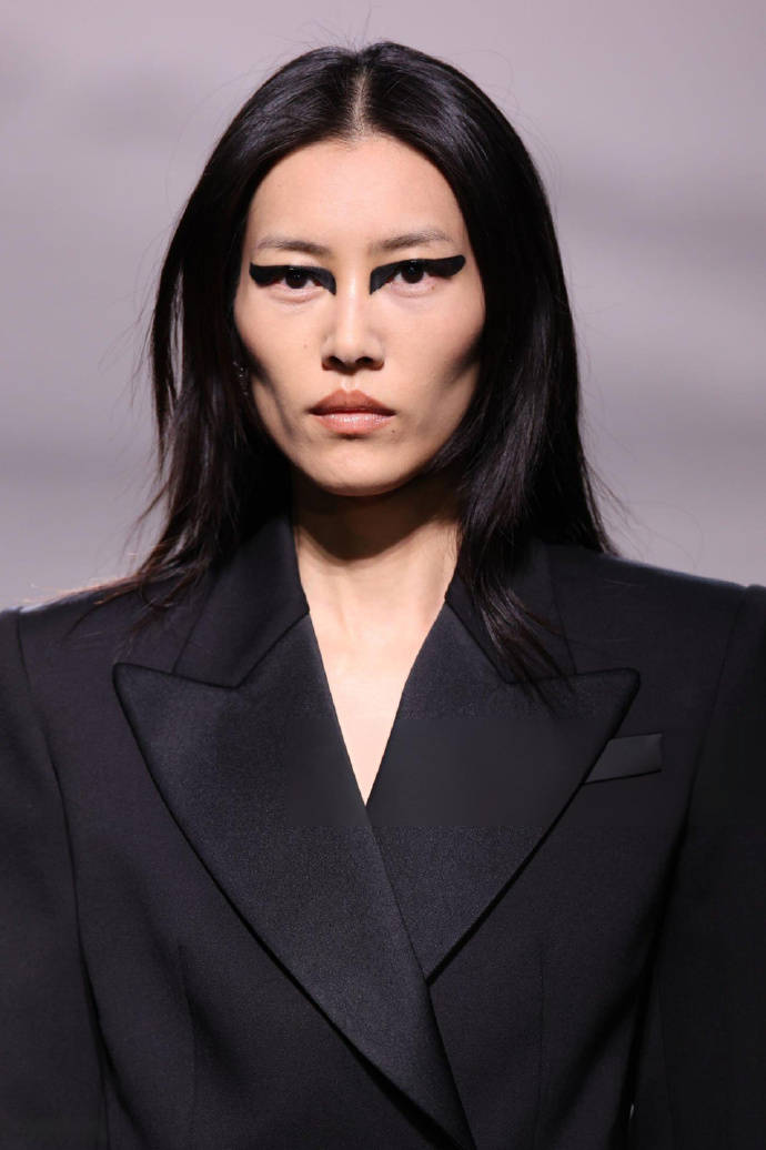 烟熏妆配黑色套装引热议!_网友_时装周_造型