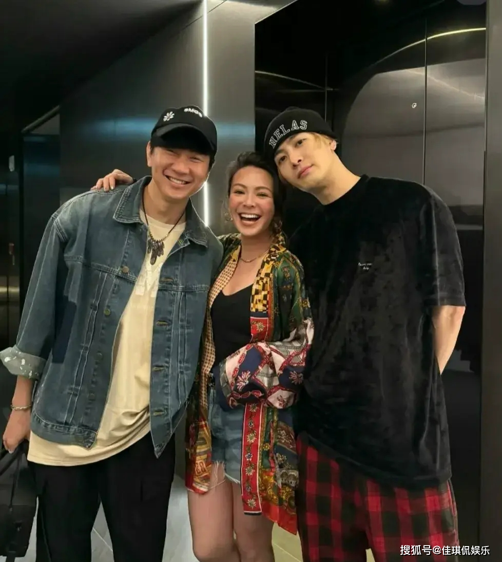 林俊杰晒与王嘉尔的元宵合照,一起嘟嘴卖萌,都有点嗑你俩了!