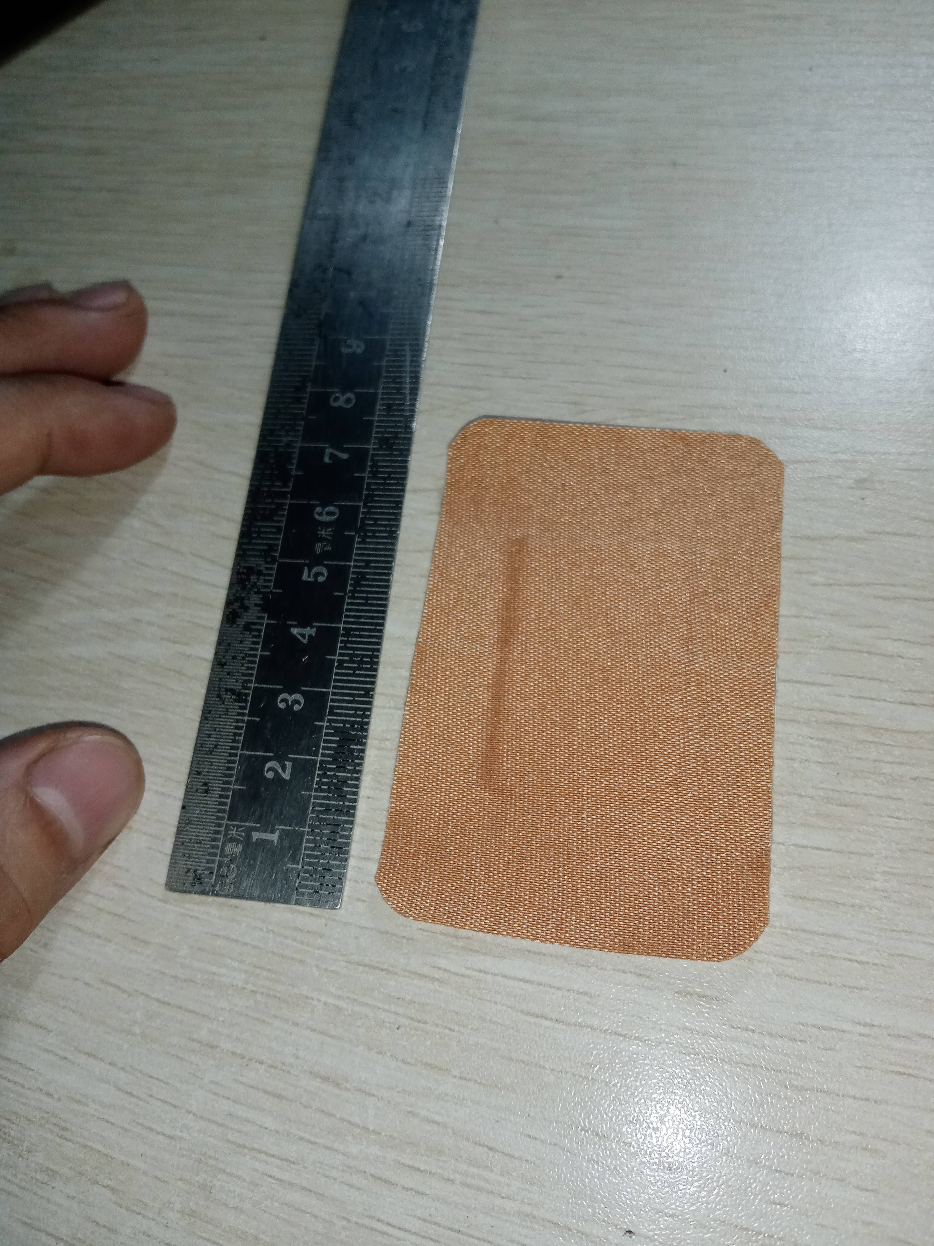 肩膀的疼痛位置,并用事先准备好的邦迪高粘性大块创可贴(5元人民币一