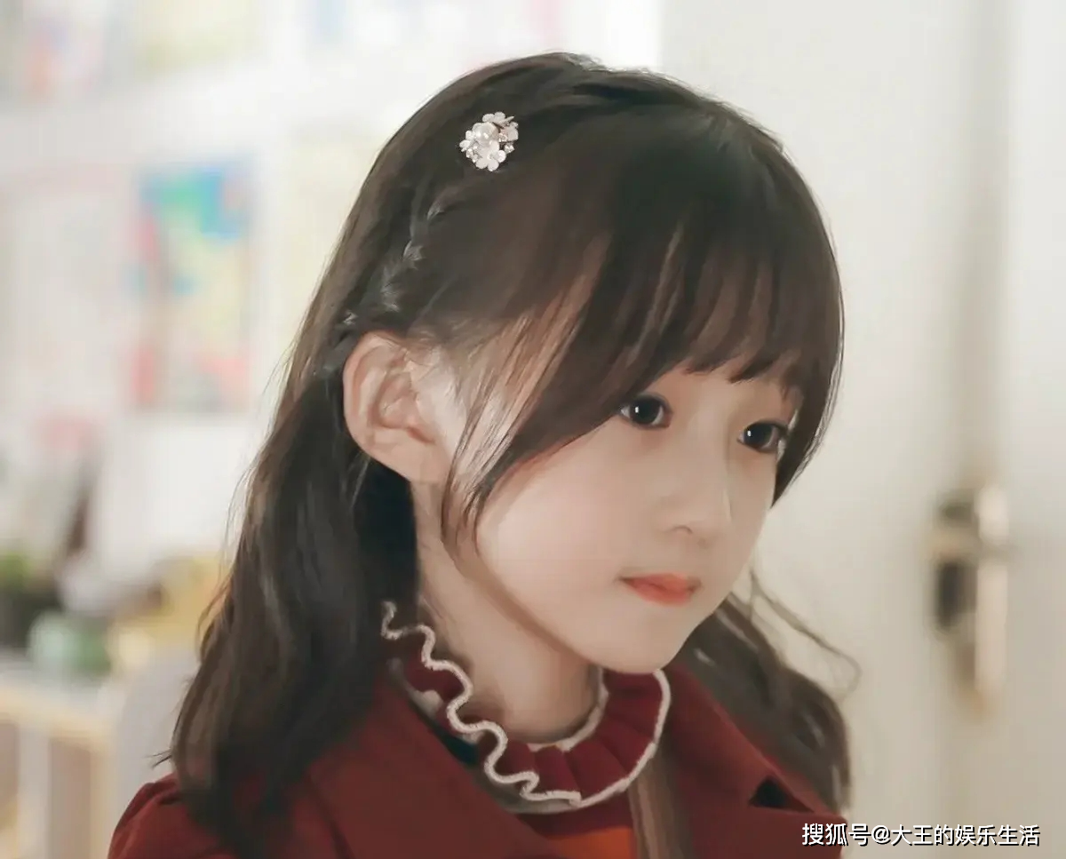 景甜小时候的扮演者小司藤长大了,依旧美得很突出,令人惊艳!