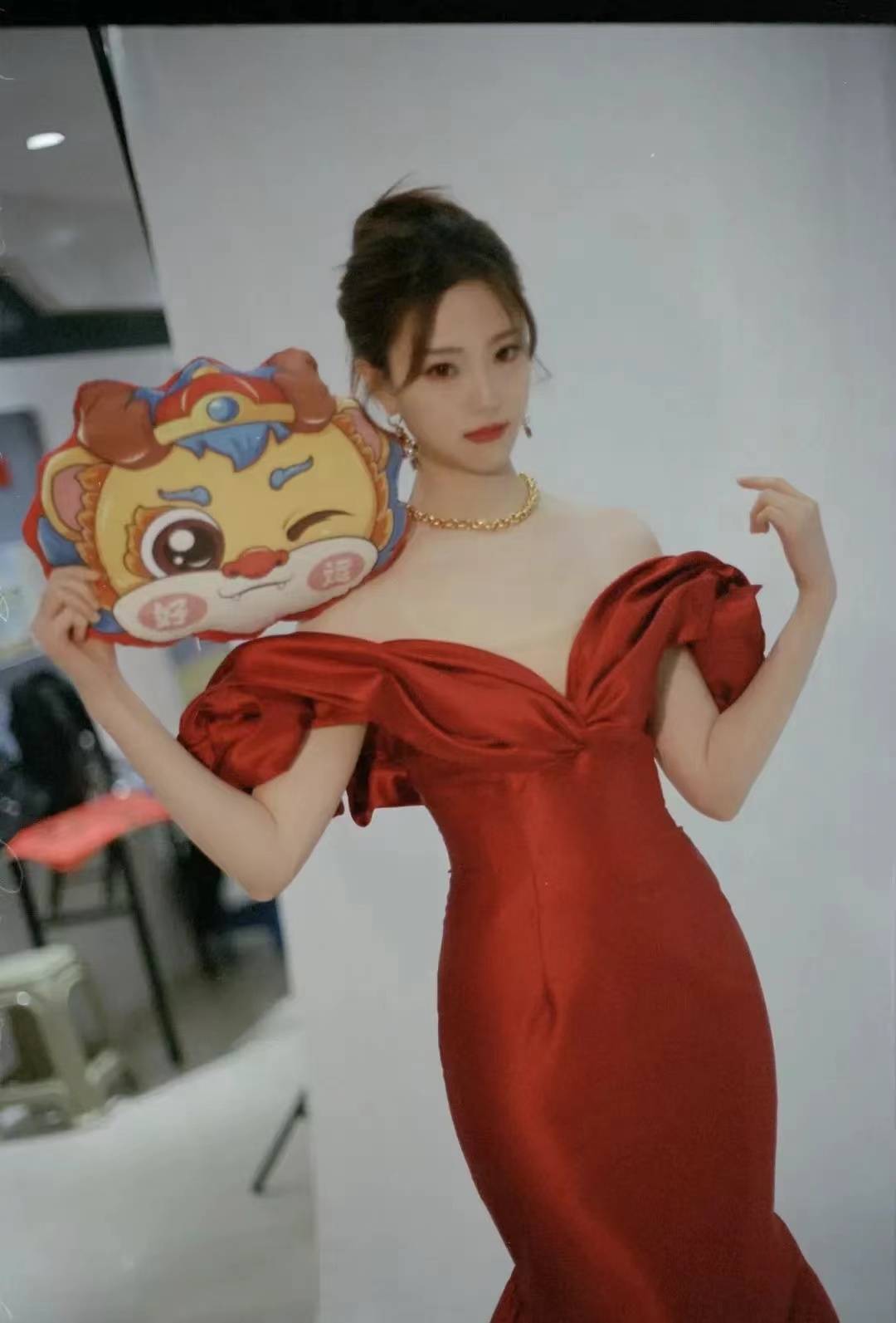 张纯烨元宵夜绽放华彩,中国红长裙演绎优雅韵味_节日_照片_魅力