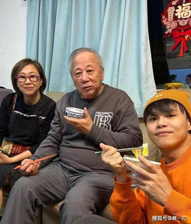 夏雨儿子黄奕晨晒全家照 78岁夏雨头发花白精神好_大家庭_照片_的力量